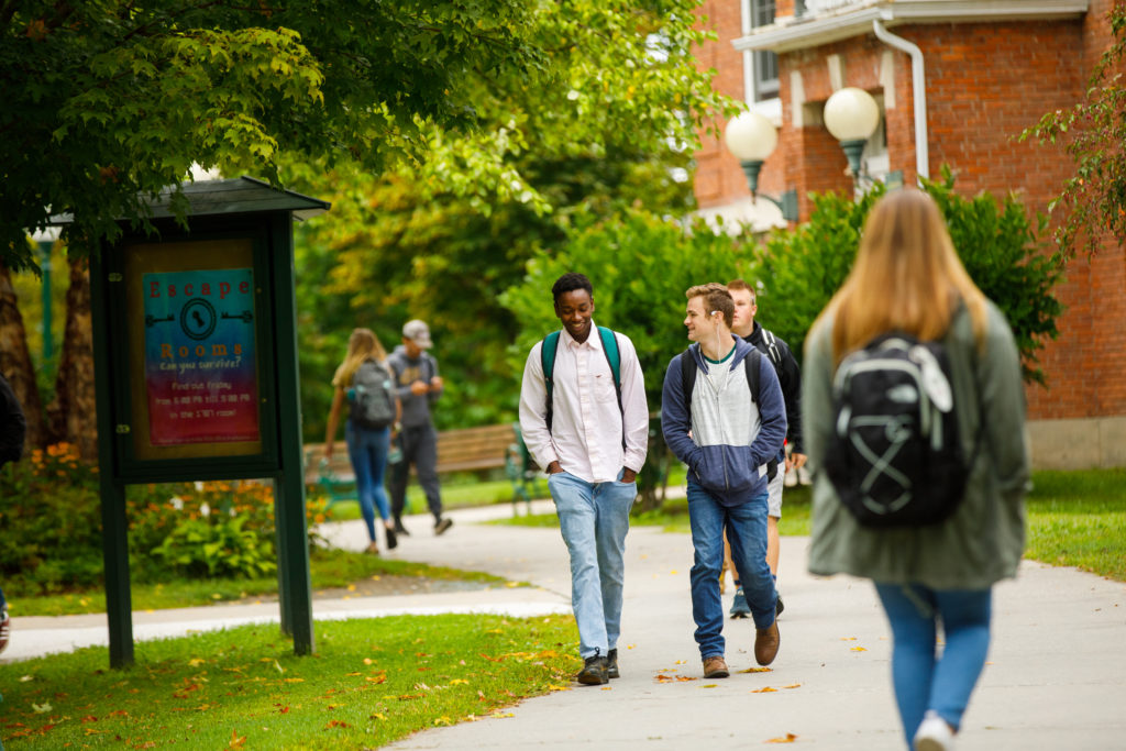 Los estudiantes caminan en el campus de Castleton