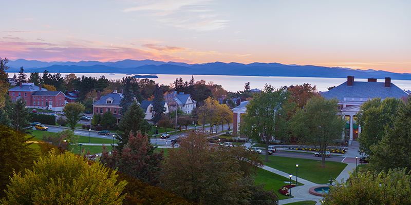 Campus UVM au coucher du soleil avec lacs et montagnes