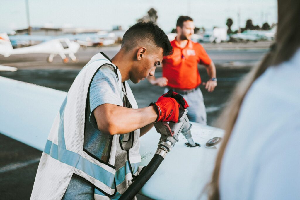 Foto de Jose Lebron. Unsplash. https://unsplash.com/photos/hombre-cargando-combustible-en-avion-cerca-de-hombre-sAqXxp1l6WM